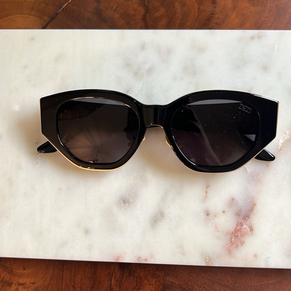 DEZI Sunglasses - Style: Charge It - Picture 1 of 6